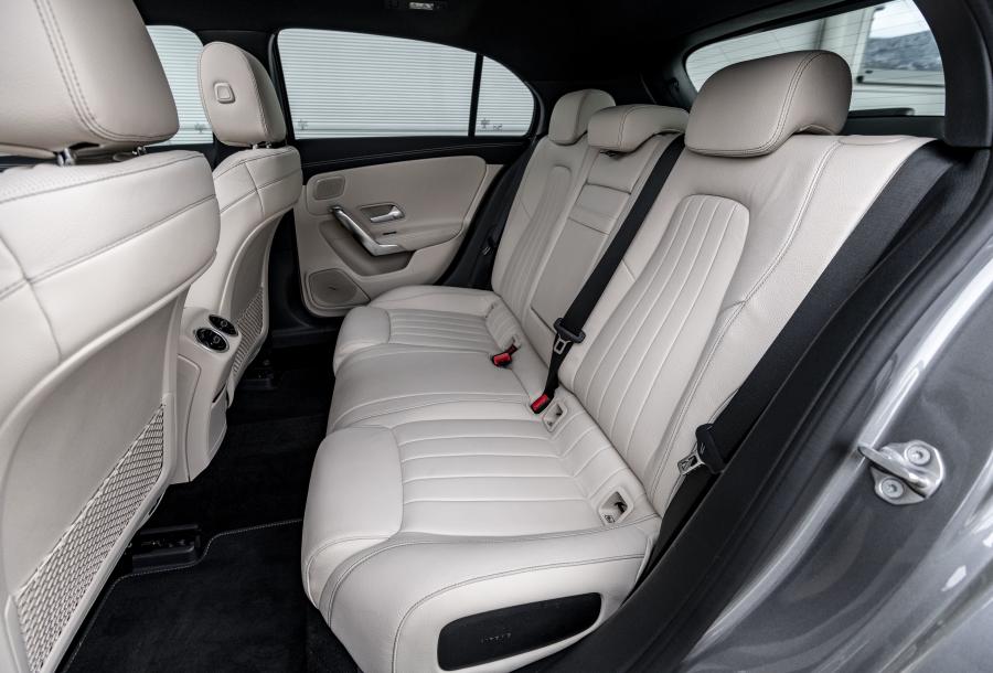 Интерьер Mercedes-Benz A200 Progressive (W177) 2018 года  (WW) (фото 10 из 96)